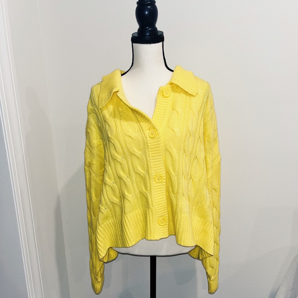 H&M Vibrant Yellow Sweater !! 💛🌟
